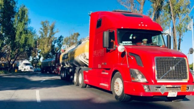 misterio en la plata: llegaron diez camiones de nafta desde bolivia y nadie sabe para que