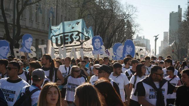estudiantes universitarios hicieron sentir en las calles el recuerdo de la noche de los lapices