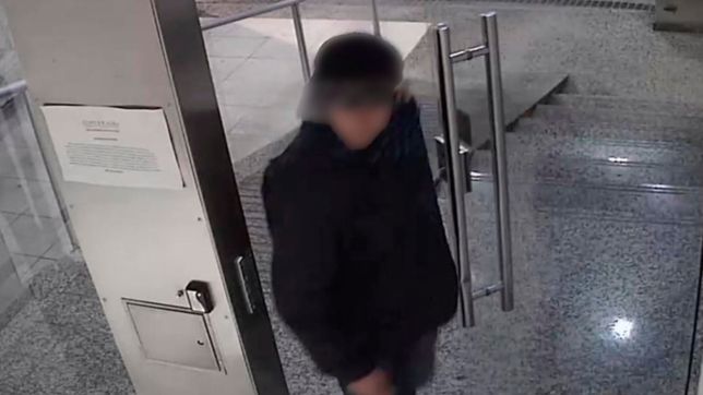 video: forzo la entrada de un edificio centrico, entro y se paseo como si nada