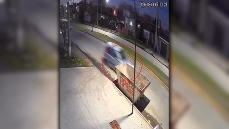 Así fue el brutal choque de un auto contra un contenedor que terminó con tres heridos