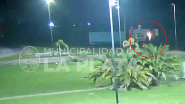 video: destruyeron carteles de garro en la plata usando un lanzallamas