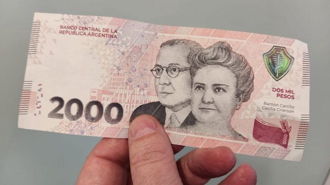 polemica por los billetes de $2.000 sin cinta verde: ¿son verdaderos o falsos?