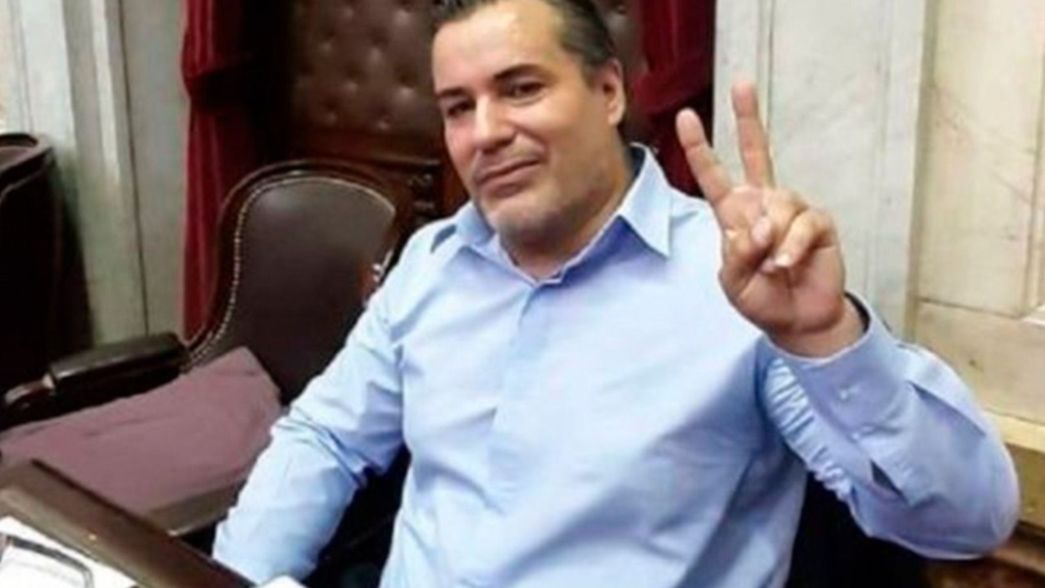 Renunció a su banca el diputado que protagonizó una escena erótica en plena sesión