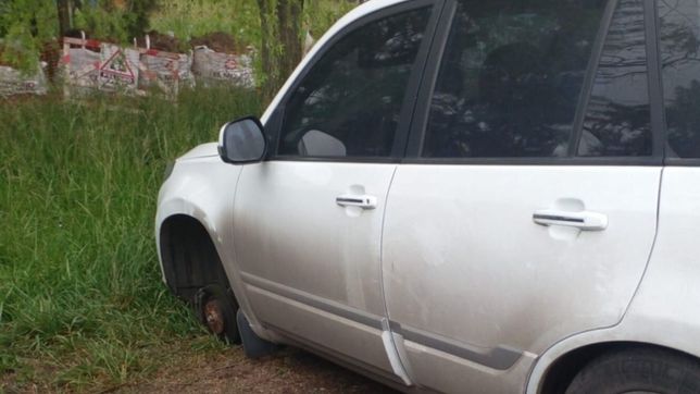 robaron las ruedas a autos de docentes en la puerta de un colegio en la plata