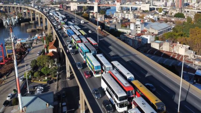 demoras y largas filas por un accidente en la autopista la plata - buenos aires
