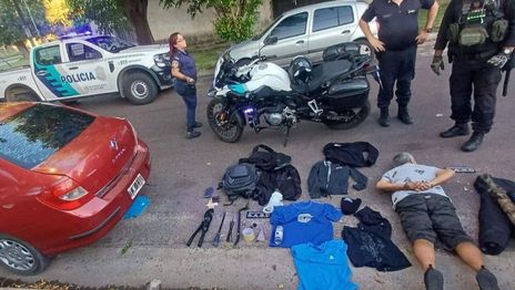 Atraparon a un ladrón en La Plata que intentó cometer un escruche y embistió a una mujer mientras huía Atraparon a un ladrón en La Plata que intentó cometer un escruche y embistió a una mujer mientras huía