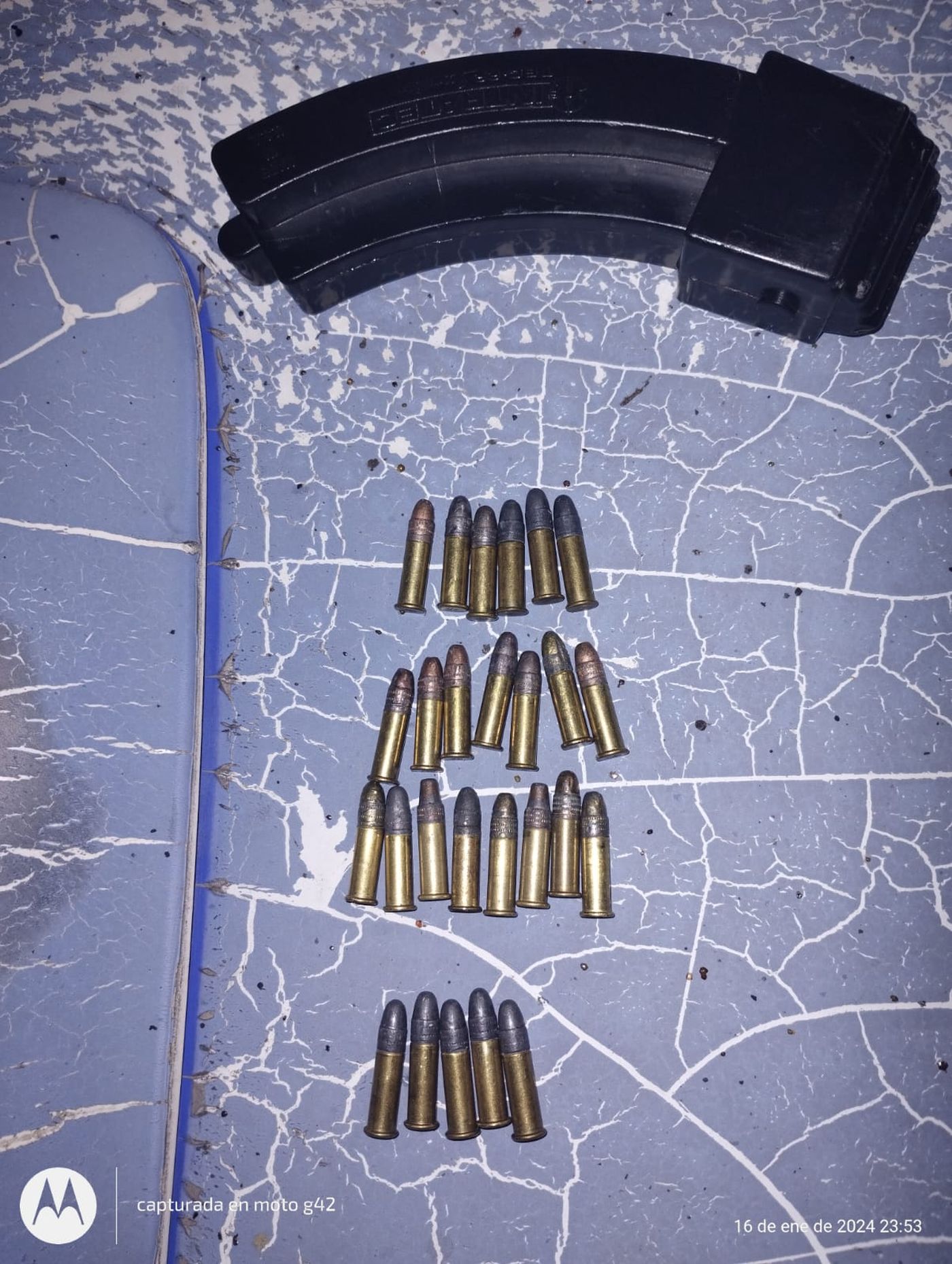 El cargador encontrado a pocos metros del lugar del tiroteo. Los efectivos de La Plata buscan a dos hombres. El cargador encontrado a pocos metros del lugar del tiroteo. Los efectivos de La Plata buscan a dos hombres.