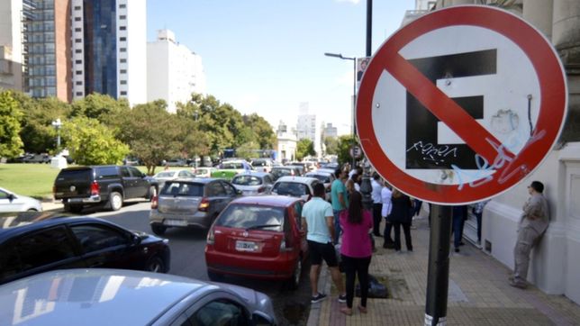 no aprendemos mas: pese a los controles, la doble fila volvio a ser un verdadero trastorno