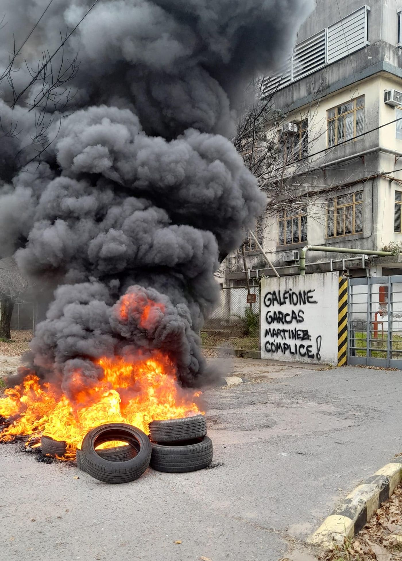 El 29 de mayo, los trabajadores despedidos se manifestaron en la puerta de la planta