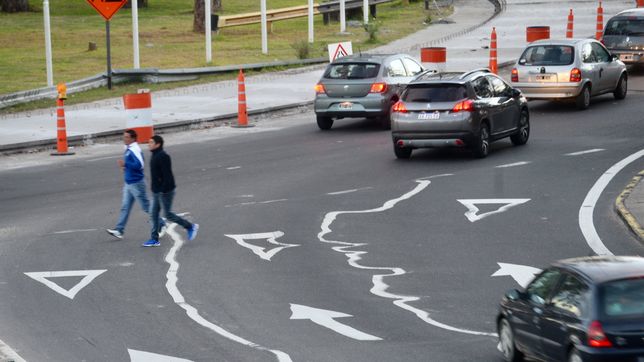 fue a tirarle piedras a los autos a la bajada de la autopista, aparecio un policia y lo baleo