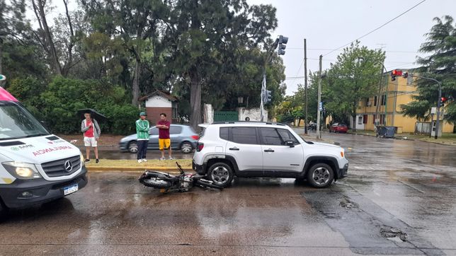 un motociclista choco contra un auto y termino en el hospital