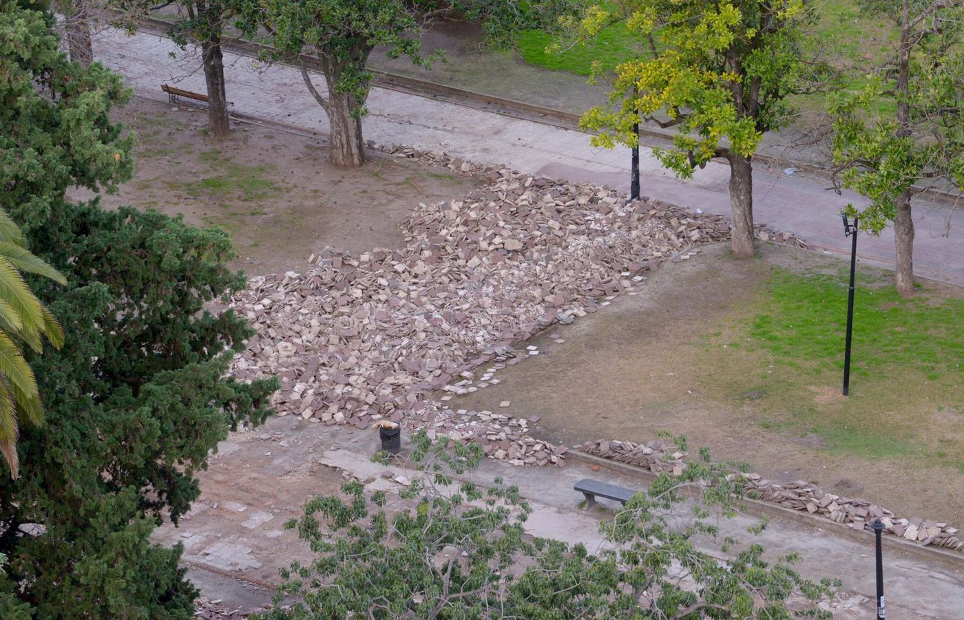 La primera etapa de los trabajos en Plaza San Martín fue quitar las baldosas