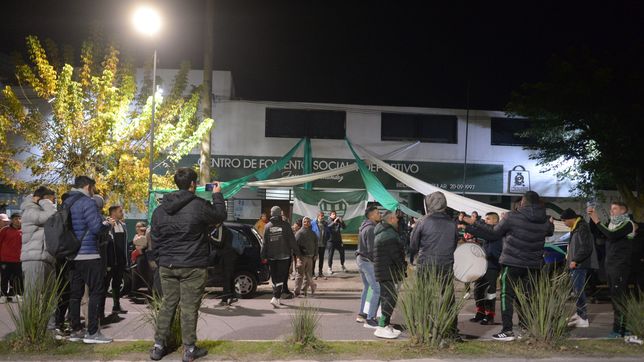 socios y vecinos del club jose hernandez se manifestaron para pedir la reincorporacion a la liga