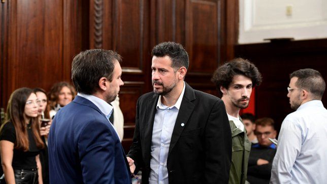 una sesion casi termina en escandalo por falta de acuerdo en un homenaje