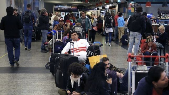 hubo acuerdo y levantaron el paro en aerolineas por el que hubo 30 mil personas varadas