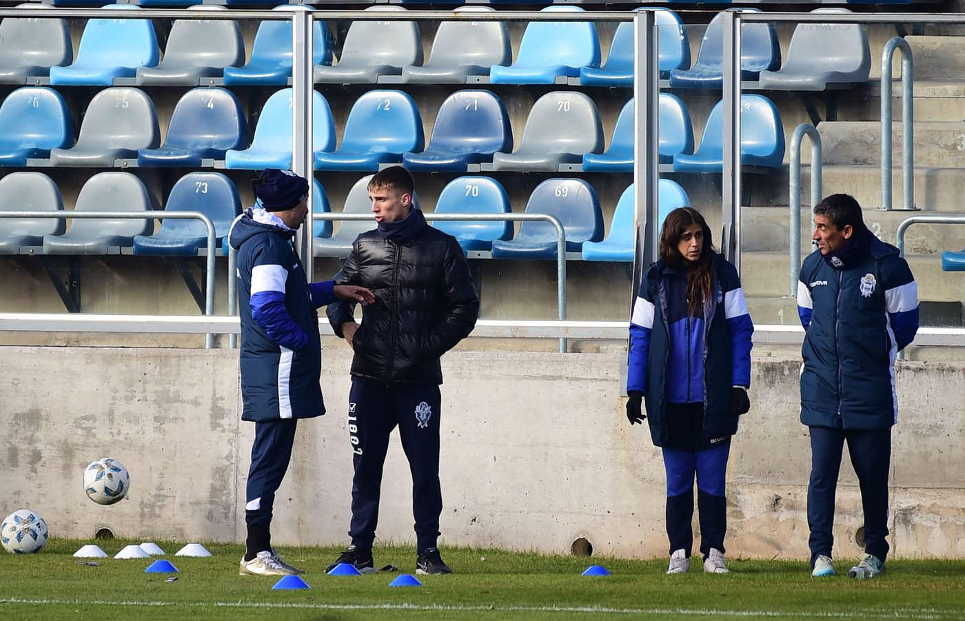 Felipe Sánchez junto al personal de Gimnasia. Felipe Sánchez junto al personal de Gimnasia.