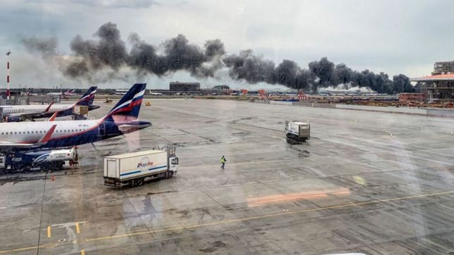 el dramatico video desde adentro del avion ruso que aterrizo envuelto en llamas