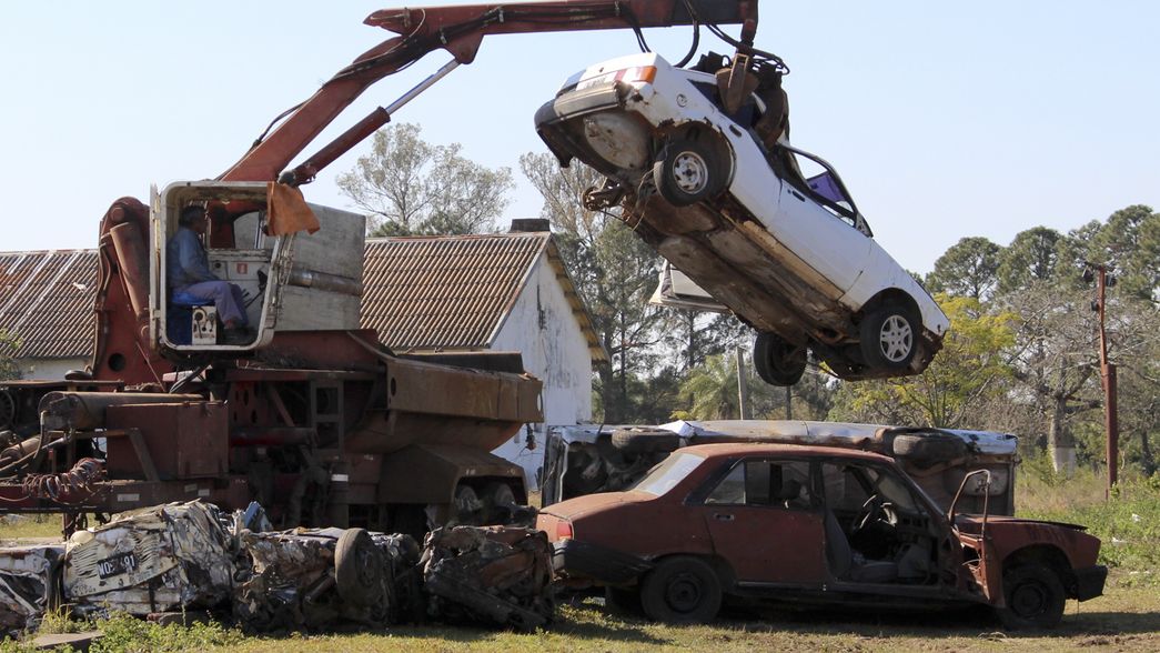 La Comuna busca dar de baja más de 140 vehículos oficiales en desuso para ser compactados