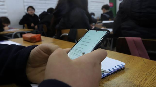 presentan un proyecto para restringir los celulares en las escuelas de la provincia