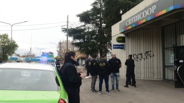 disfraces, cambio de auto y fuga dividida: los detalles del robo al banco credicoop