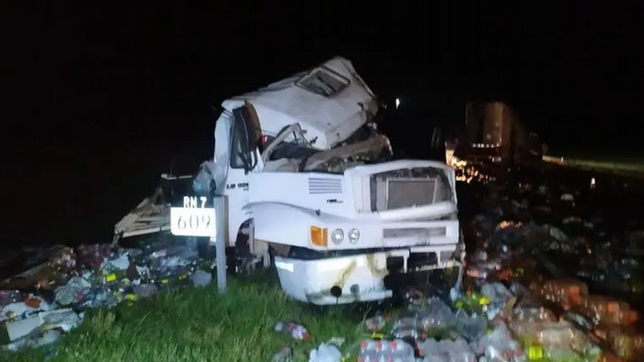 conmocion en la ruta: dos camiones chocaron de frente y hay al menos dos muertos
