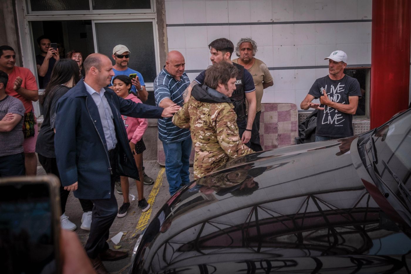 El presidente de la Nación Javier Milei decidió viajar a Bahía Blanca para ver de cerca la dramática situación.