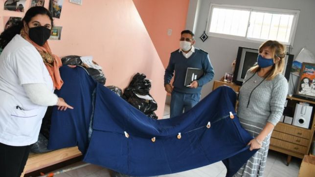 presos de la plata hacen bolsas de dormir y frazadas para personas en situacion de calle