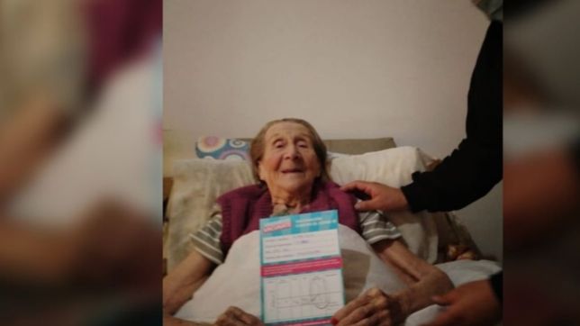 una mujer de 97 anos fue una de las primeras personas vacunadas sin turno en la plata