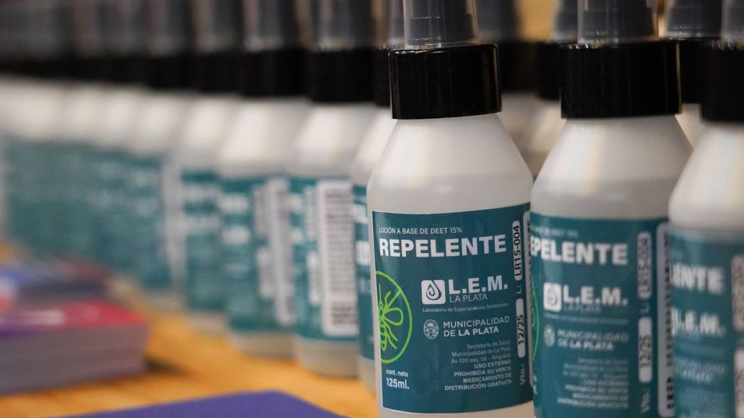 La Municipalidad salió a repartir repelente en los barrios para prevenir el dengue