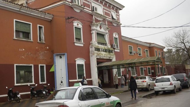 un conocido platense en situacion de calle fue llevado al hospital por una grave infeccion