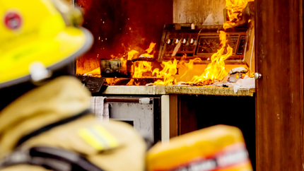 Se prendió fuego una casa de dos pisos en Los Hornos y quedó destruida