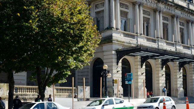 video: robaron una estatua del pasaje dardo rocha, quedaron filmados y los detuvieron