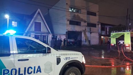Una mujer y su hijo escaparon de un incendio que destruyó un garaje de una casa en Los Hornos