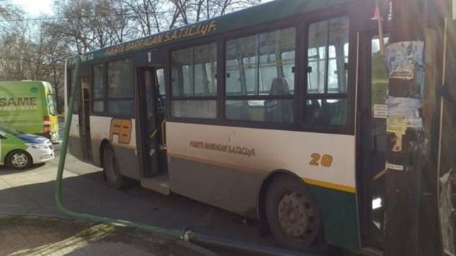 video: el violento ataque de un joven al chofer y los pasajeros de un 275
