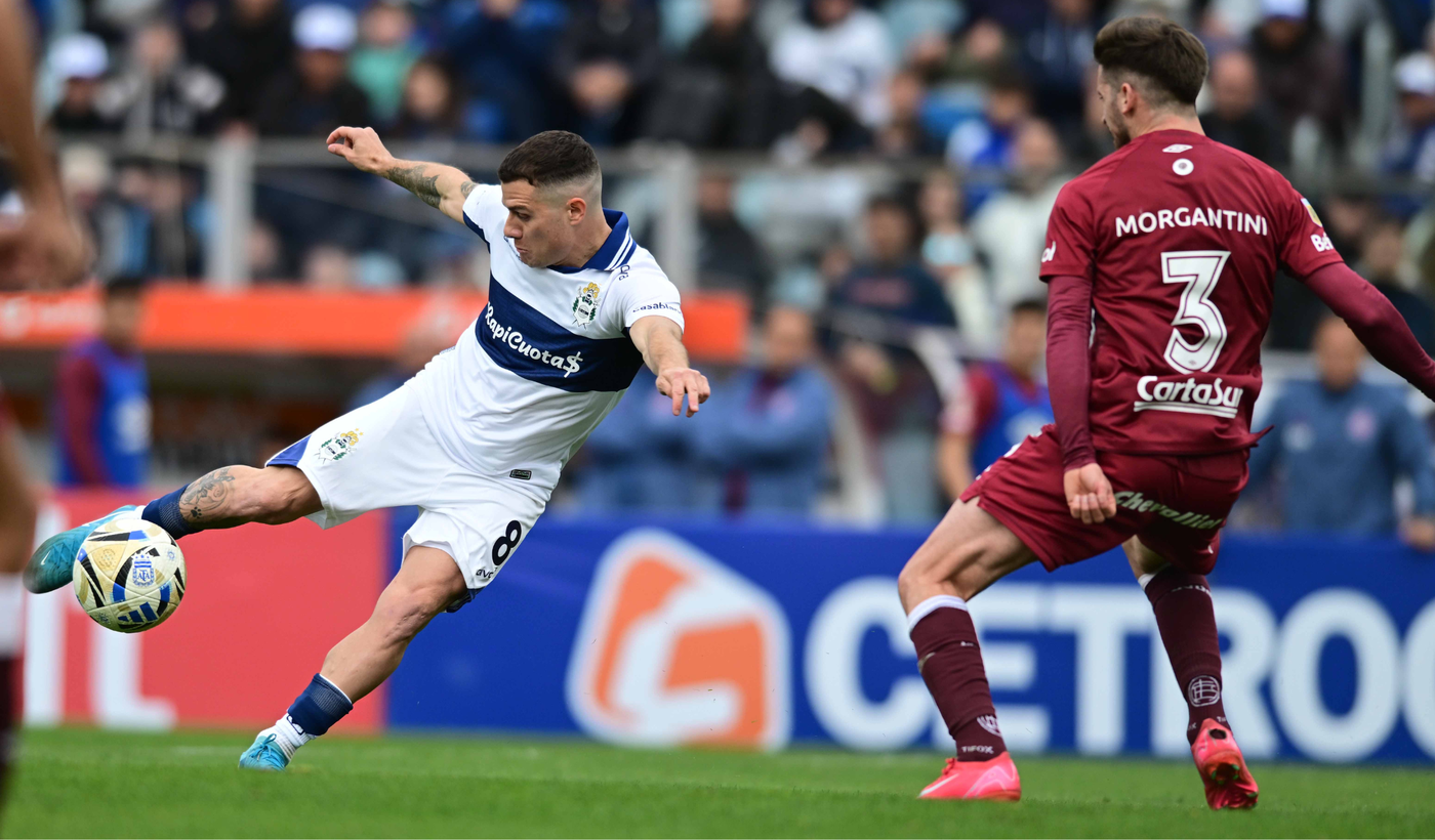 Bautista Merlini en acción ante River. Bautista Merlini en acción ante River.