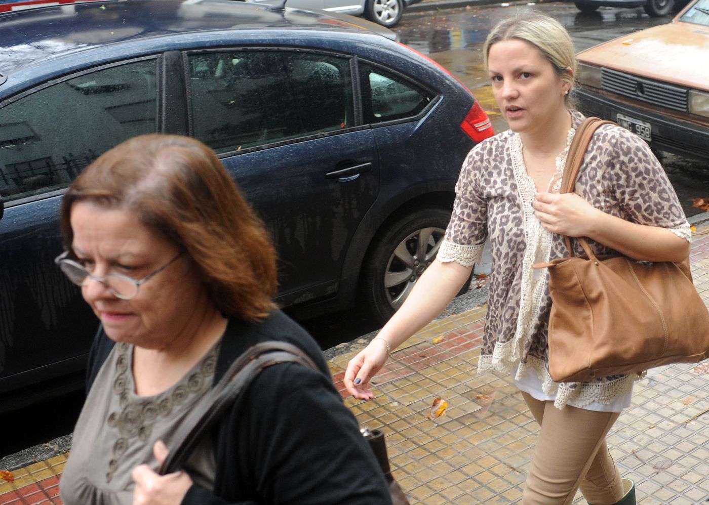 Carolina Piparo y su mamá, María Emma Cometa, llegando a una de las jornadas del juicio por la salidera