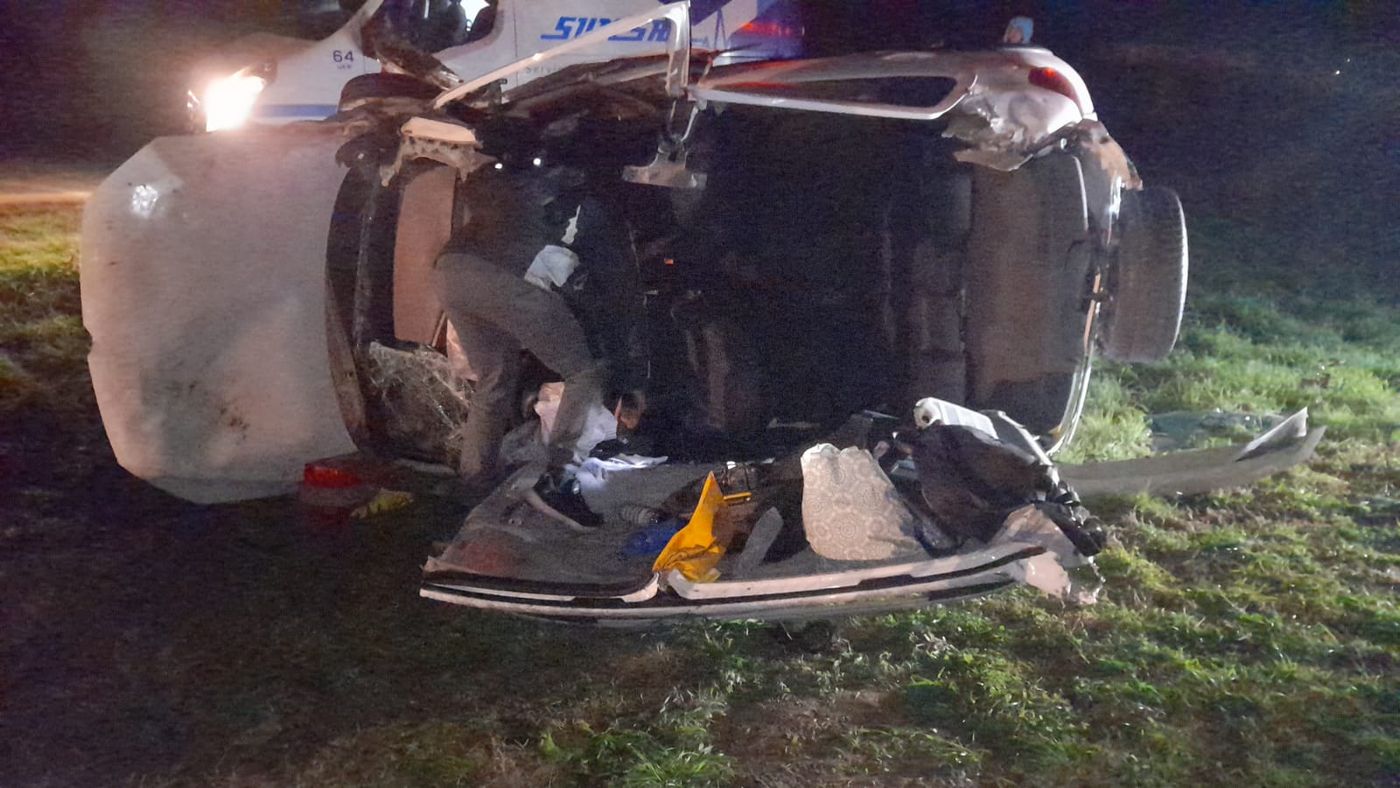 Los dos autos quedaron destrozados tras el violento choque en plena Ruta 2.