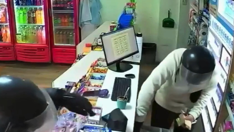 Robaron un kiosco en pleno centro y escaparon con $300.000, chocolates y cigarrillos