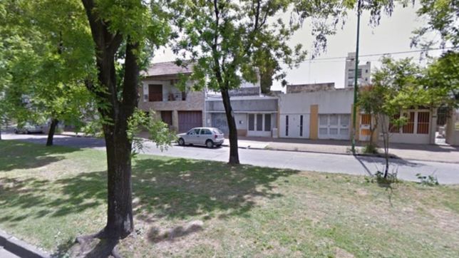 a plena luz del dia, arrastraron por el piso a una vecina de la plata y le robaron