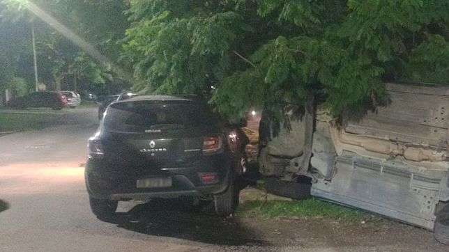 un chico de 15 anos y su padre resultaron heridos tras un impactante choque y vuelco