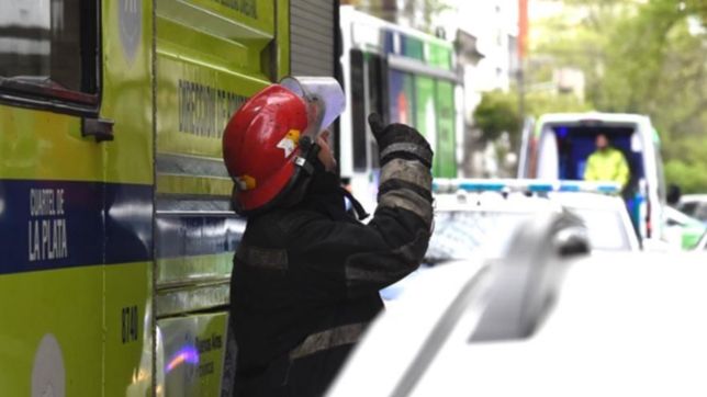 tension en pleno centro de la plata: se incendio un bar y evacuaron a los empleados