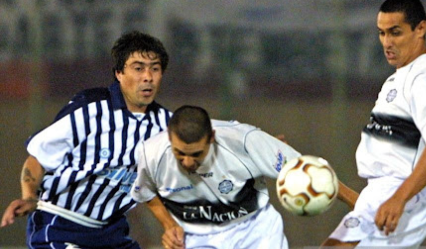 Gimnasia con la camiseta fundacional ante Olimpia de Paraguay.  