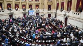 tras una jornada de fuertes cruces, diputados retoma el debate de la ley omnibus