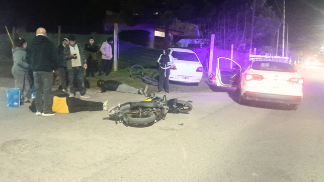 violento choque entre un auto y una moto con dos jovenes heridos