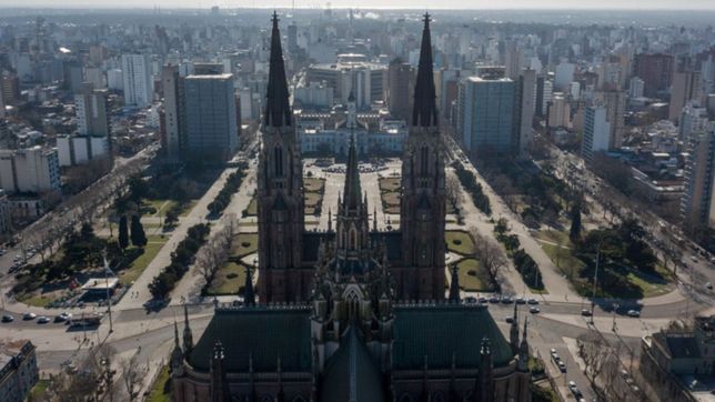tension frente a la catedral: un remisero corto el transito y amenazo con quitarse la vida
