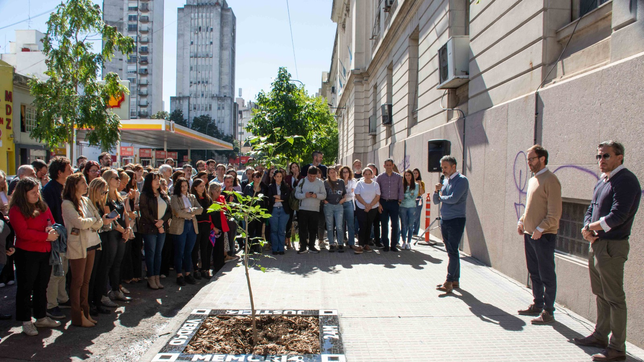 autoridades de la provincia plantaron un arbol en la plata para conmemorar el ultimo golpe de estado