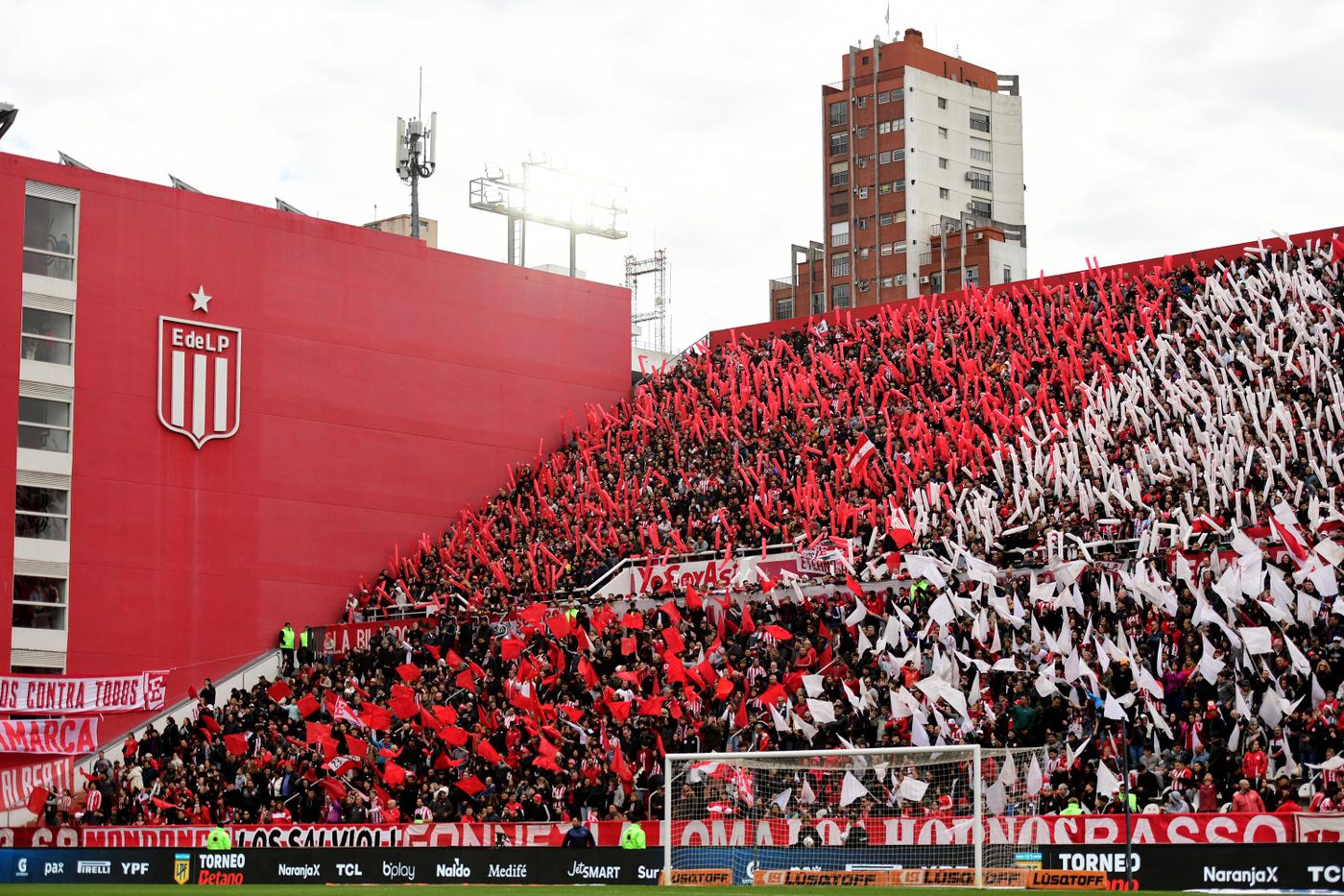 Estudiantes Gimnasia Clasico Hinchada 2.jpg