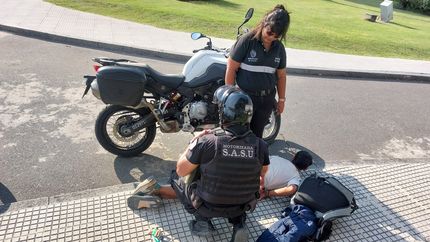 Intentó robar una moto en pleno centro, lo siguieron por las cámaras de seguridad y cayó frente a la Municipalidad