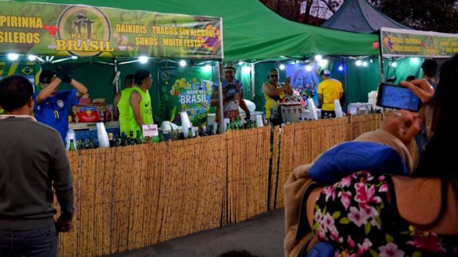 musica, danza y comidas tipicas en una fiesta con todo el ritmo brasileno en la plata