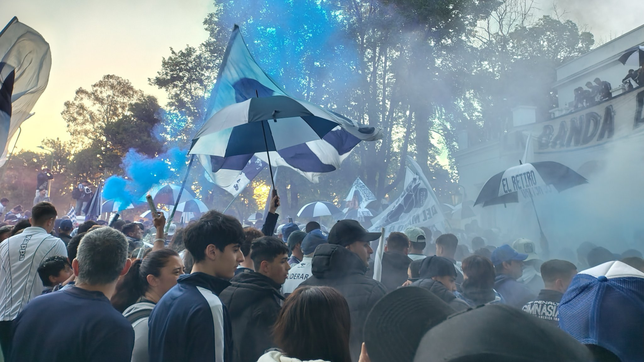 una gran caravana de hinchas de gimnasia fue a estancia chica para brindarle apoyo al equipo